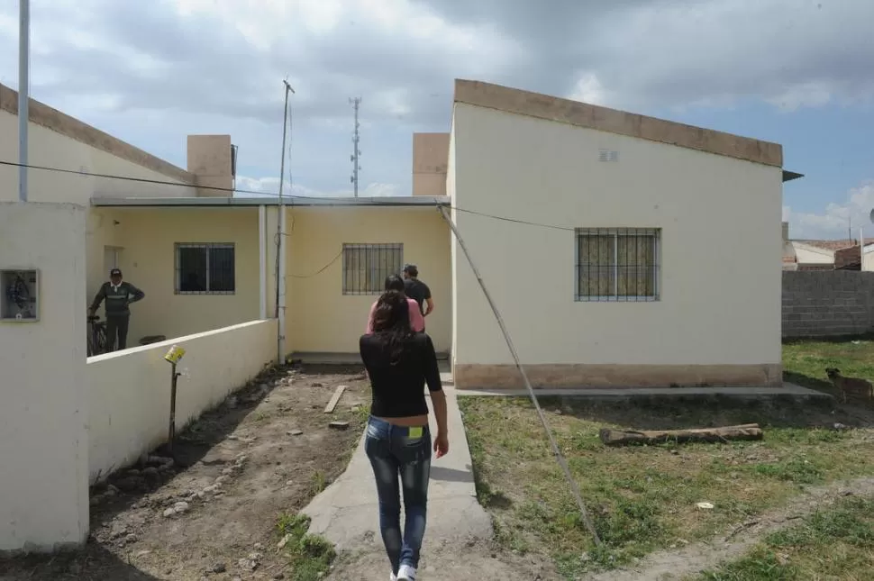 DIFÍCIL MOMENTO. Las hijas de Rosa Luna ingresan a la casa en la que mataron a su madre en Simoca, para retirar algunas de sus pertenencias. la gaceta / foto de antonio ferroni