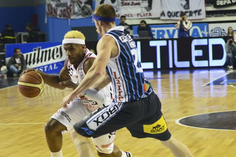 LA FIGURA DEL CLÁSICO. Walter Baxley aportó 16 puntos y ocho rebotes en la victoria del cervecero.
FOTO TOMADA DE PRENSA PEÑAROL (MAR DEL PLATA)
