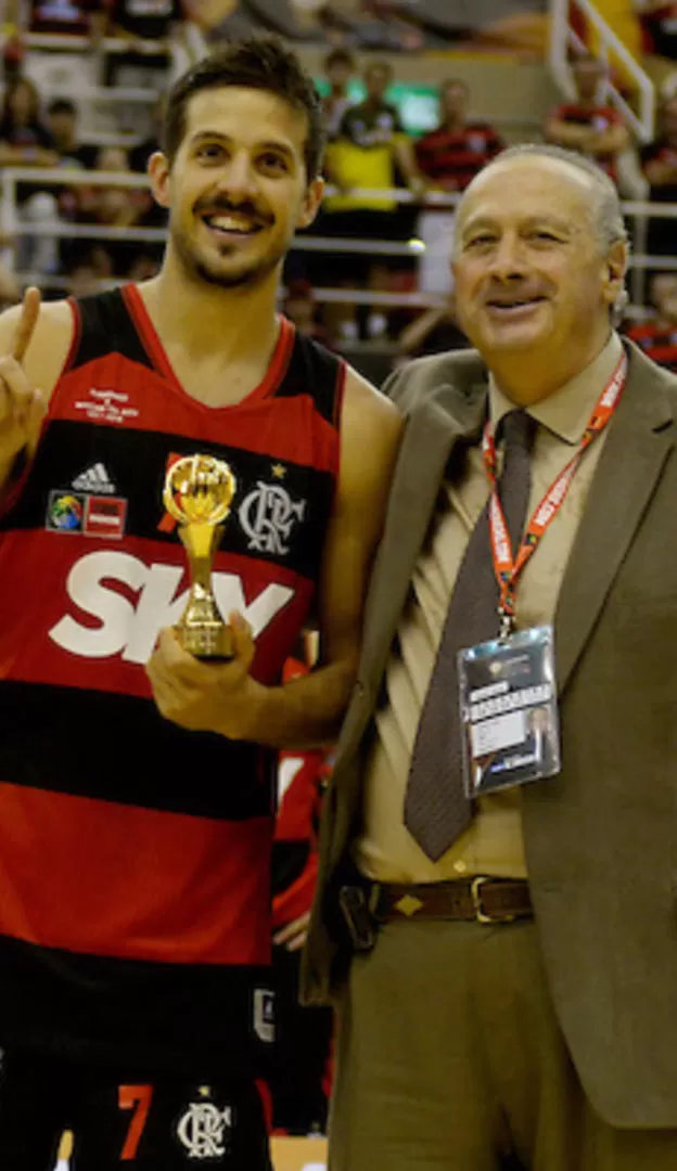 COMPATRIOTAS. Nicolás Laprovittola recibió el premio MVP de manos de Muratore. 