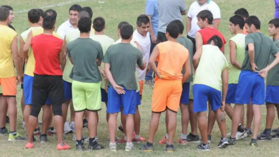 CARA A CARA. Gutiérrez se presentó al equipo y dirigió doble turno.