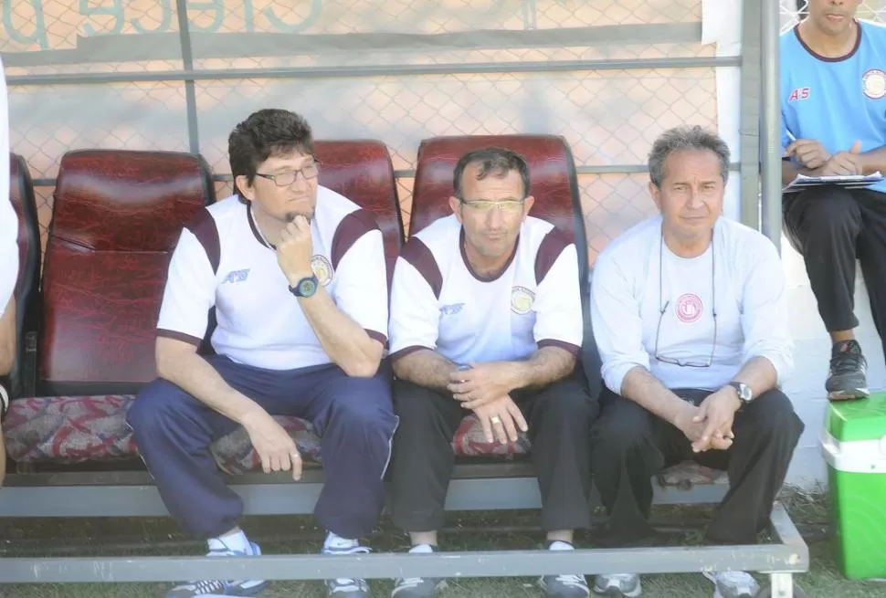 AYUDANTES. Mónaco junto al PF Ernesto Dunat y el médico  Ramón Brizuela. GENTILEZA FOTO DE SALVADOR MÓNACO