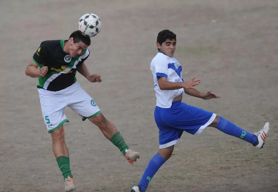 ANTICIPO. Lazarte, que en la foto cabecea, ayudó al triunfo de Trinidad. 