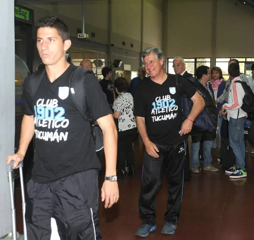 EN PAZ. Rivoira ríe antes de meterse en el avión que lo llevará a Buenos Aires. 