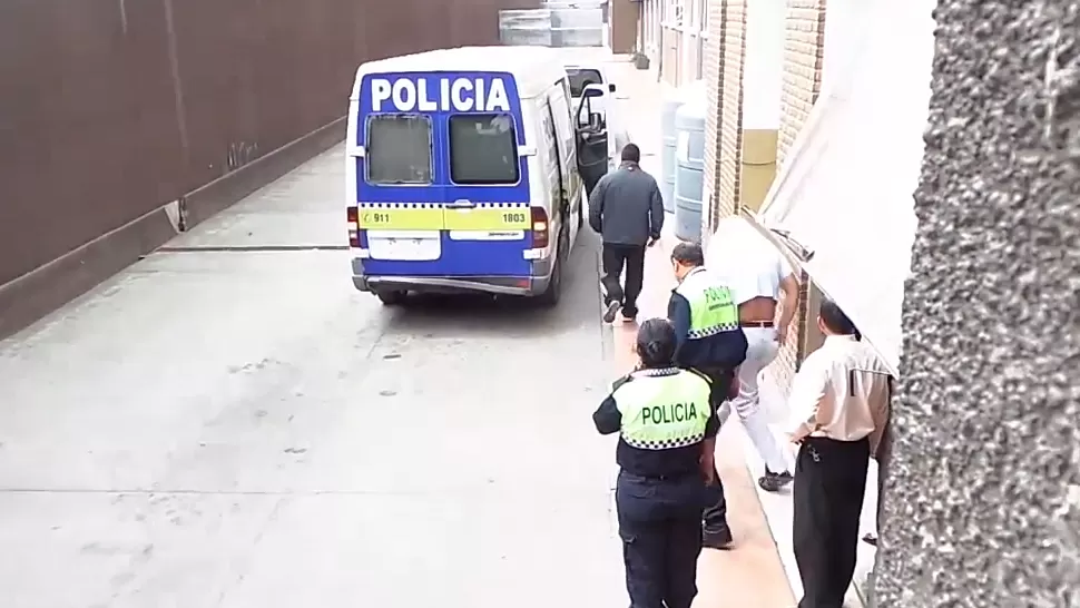 SALIDA. Así se retiraban los policías acusados de torturar a un detenido. LA GACETA / FOTO DE JOSÉ INESTA