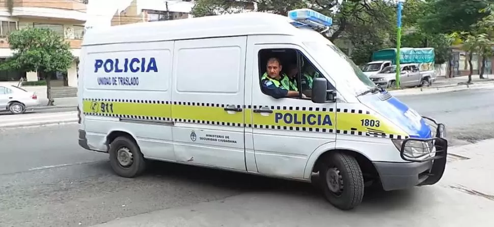 DE SALIDA. La Unidad de Traslado policial deja los tribunales penales con los agentes que declararon a la mañana. la gaceta / josé inesta (captura de video)