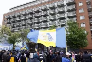 Pese a la lluvia miles de hinchas acompañaron al plantel de Boca