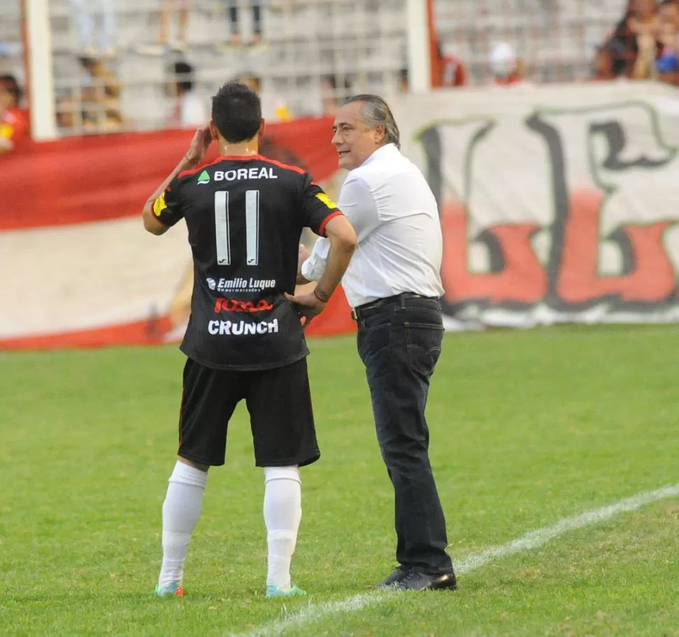 ESTUVO EN TODAS. Juan José López vivió el partido con intensidad. El entrenador no dejó de dar indicaciones ni un segundo. la gaceta / foto de héctor peralta