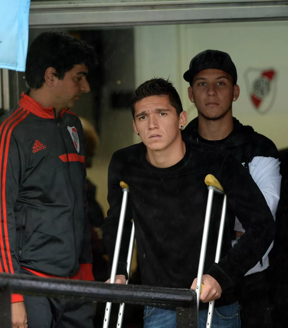 APOYO TUCUMANO. Matías Kranevitter estuvo en el Monumental. El equipo una bandera alentándolo a recuperarse. 