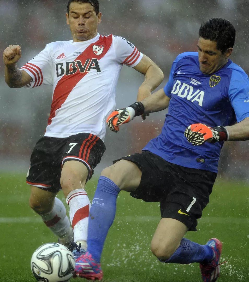 SALIÓ AIROSO EN EL DUELO. Orion despeja con el pie ante Rodrigo Mora. El uruguayo no pudo convertir en el derby. TÉLAM