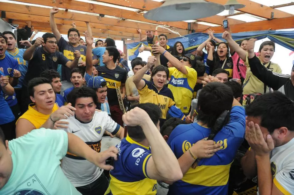 COMO EL GOL. Cuando Mora erró el penal, los integrantes de la Agrupación Tucumán Xeneize festejaron tanto como en el gol de Magallán. Algunos se mofaron frente a los LCD haciendo el aleteo de las gallinas. 