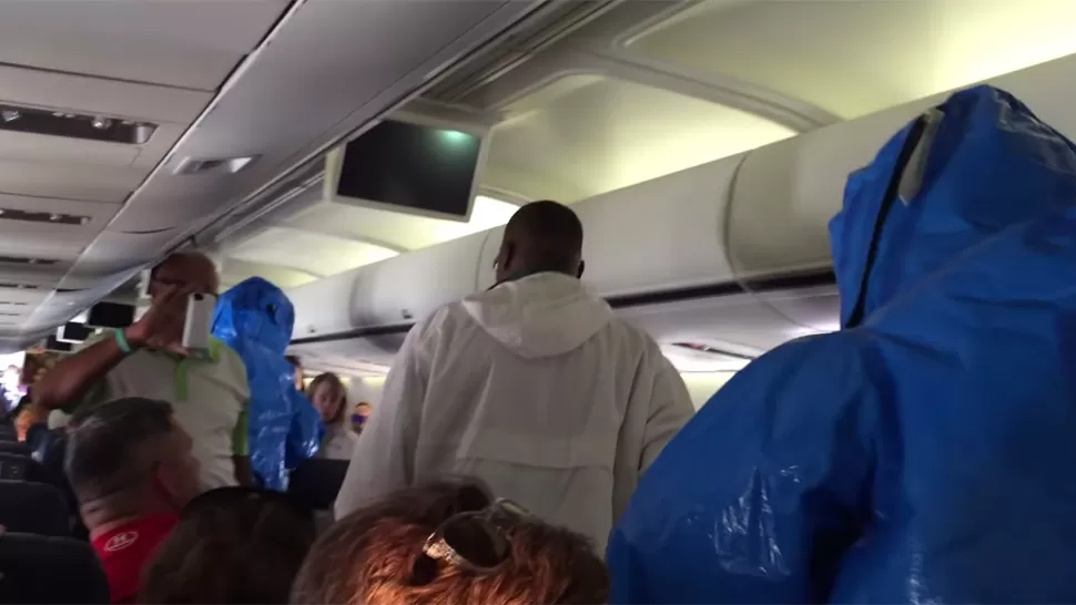 NO SOY DE AFRICA. El turista intentó remediar su error pero finalmente fue escoltado por personal de seguridad y devuelto a Estados Unidos. CAPTURA DE VIDEO