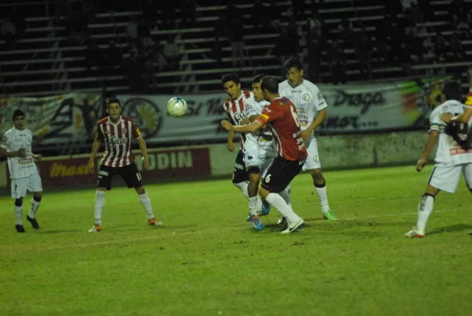 A PESCAR. Pablo De Muner (6) lucha contra un rival de Altos Hornos Zapla por el dominio de un balón que no tendrá ningún destino. Díaz (11) contempla la acción. 