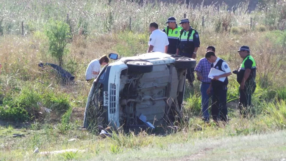 VUELCO MORTAL. El Fiat Uno en el que viajaba José Gallardo y su familia quedó al costado de la ruta 302. la gaceta / foto de josé inesta