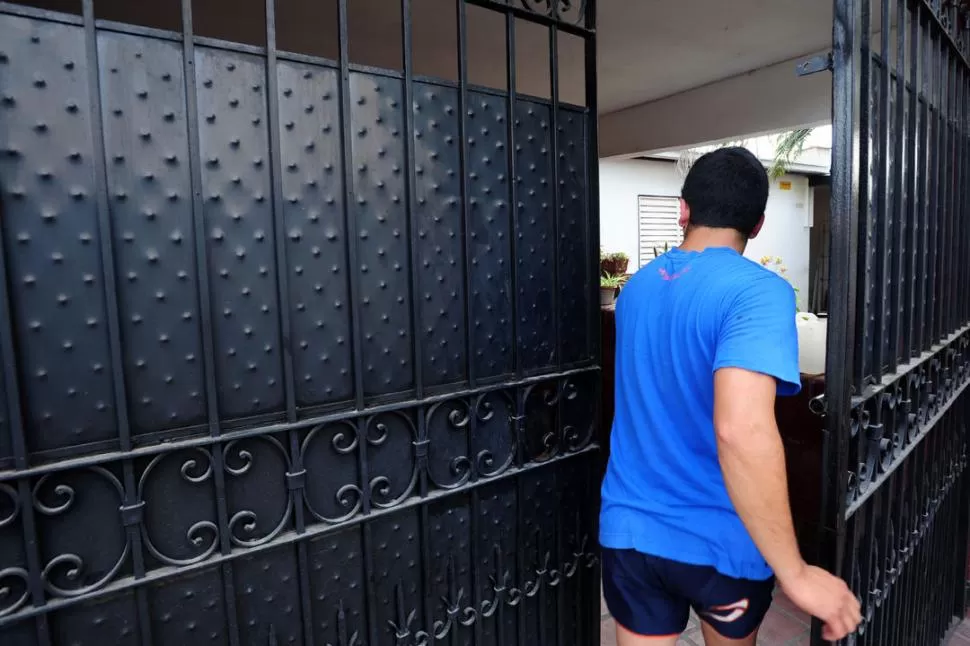 PELIGRO LATENTE. Leandro Galván, hijo de la víctima, se resguardó de la balacera detrás del portón de su casa.   la gaceta / fotos de diego aráoz