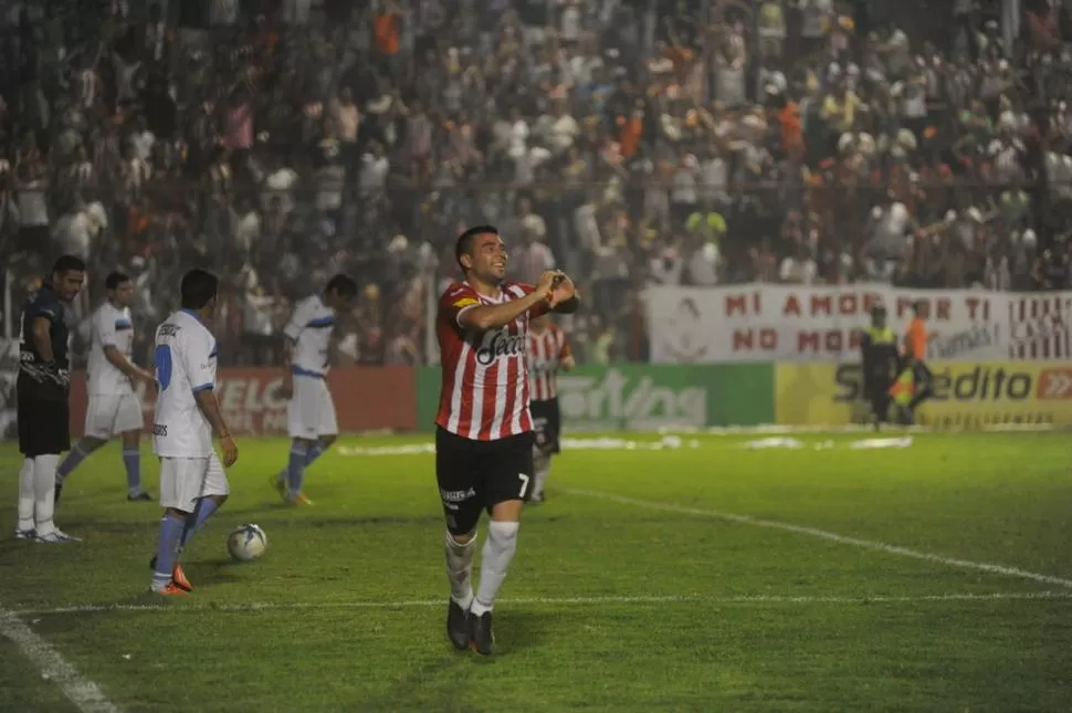 APORTE IMPORTANTE. Maximiliano Velasco fue una de las figura del equipo “santo” que se despachó con una goleada. El delantero aportó con dos conquistas. 