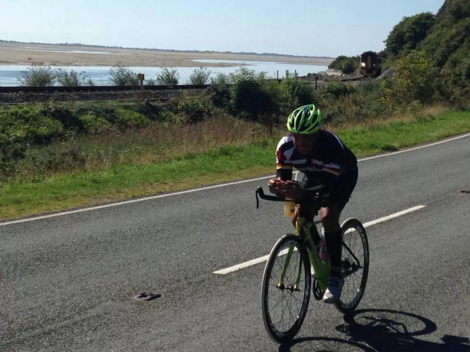 PEDALEANDO. Rodríguez recorrió en total 425.8 kilómetros sobre la bicicleta. 