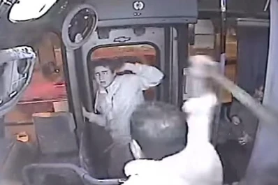 Subió al colectivo, intentó robar y quedó atrapado