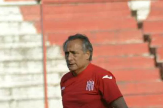 PIENSA CADA DETALLE. JJ López analiza el equipo para visitar a Juventud Antoniana. (FOTO Miguel Nieto, Prensa CASM)