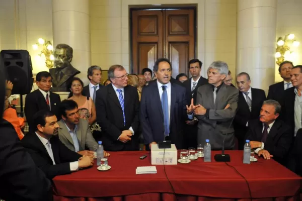 Scioli le pregunta a los opositores si privatizarán YPF