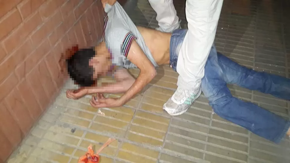 GOLPEADO. El hombre intentó ingresar por la fuerza a un local céntrico. LA GACETA. 