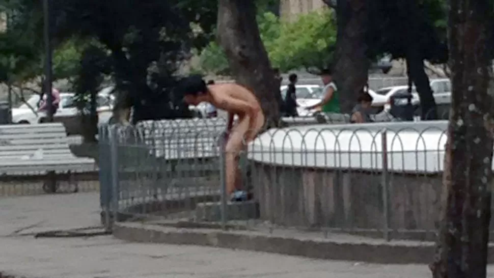 CON CALOR. El joven se quitó la ropa sin pudor.