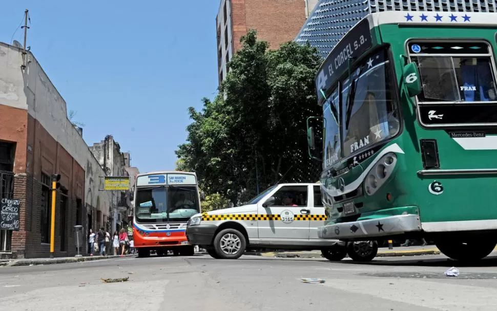 PEGADOS. Lobo Chaklián explicó que, durante las horas pico, los taxis “se pegan” a los ómnibus para captar pasajeros, congestinando más el tránsito. la gaceta / foto de franco vera 