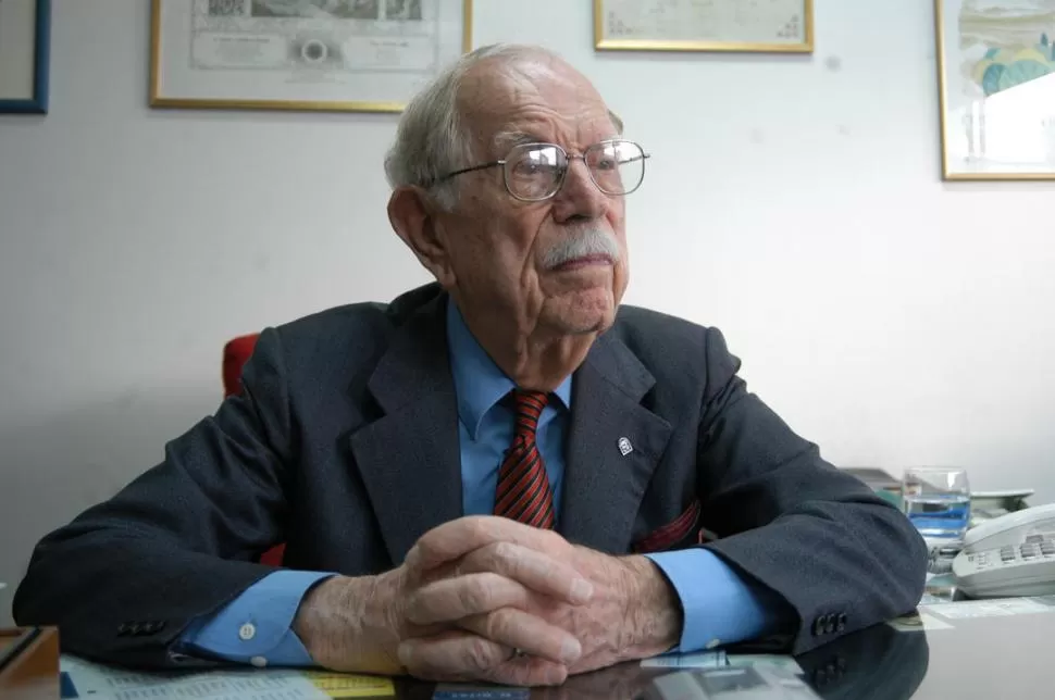 MOMENTOS. Feler en su escritorio, junto con los voluntarios. Abajo, con su mujer, Estela Farber, con quien se casó en 1944. la gaceta / archivo - gentileza familia feler