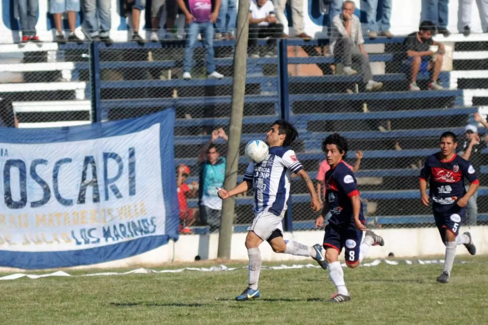 UNA PIEZA CLAVE. El delantero Martín Martínez es un jugador determinante en la ofensiva de los “marinos”. 