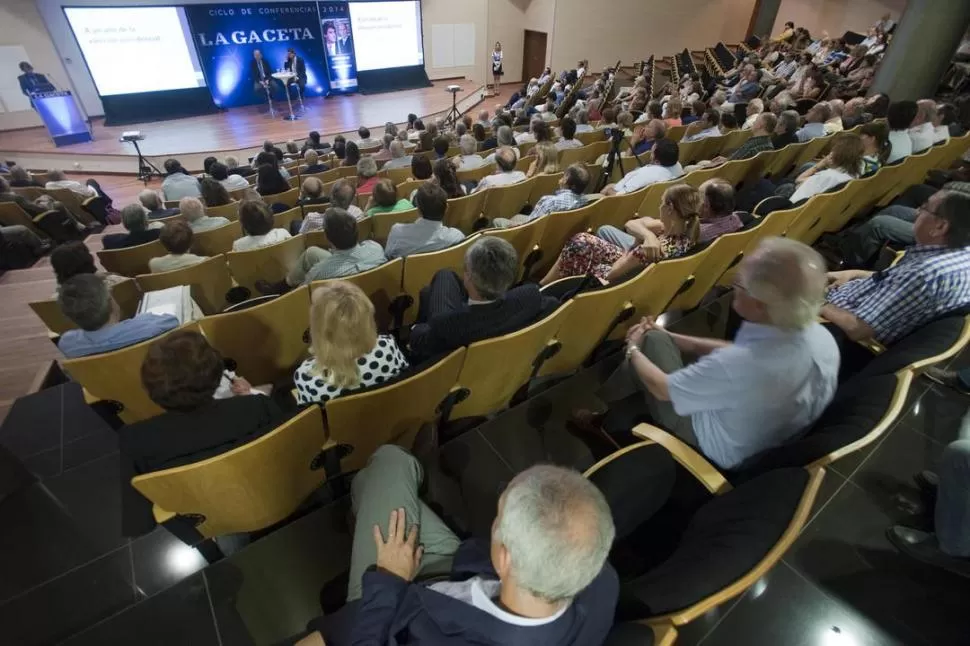 CHARLA. La disertación de Prat Gay y de Berensztein se llevó a cabo desde las 20.30 de ayer en el Auditorium de la Facultad de Derecho de la UNT. la gaceta / fotos de diego aráoz