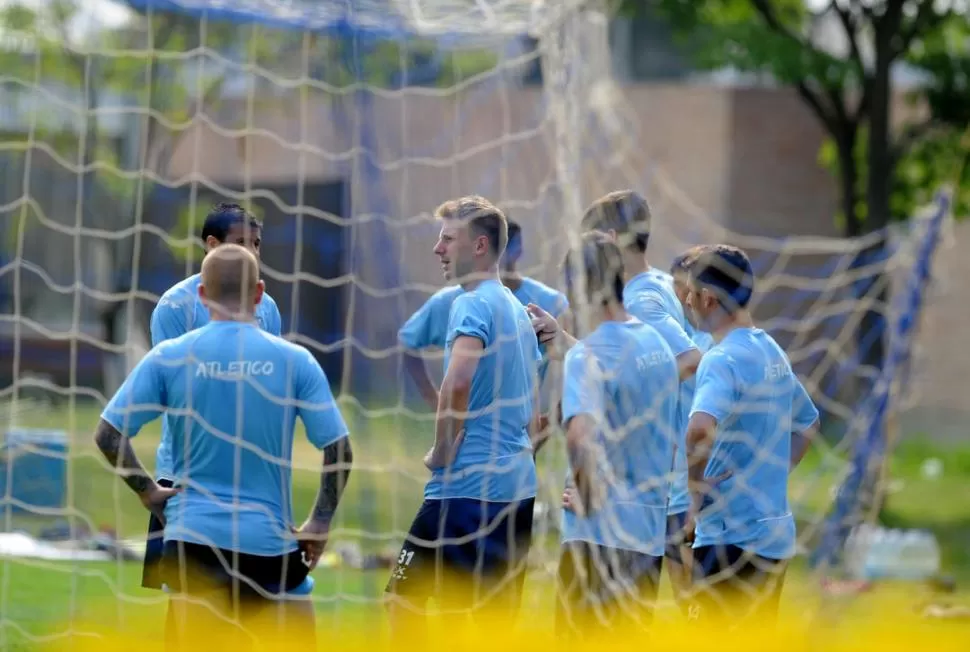 LA RESPONSABILIDAD ES DE TODOS. Parte de los titulares del partido ante Unión, en el descanso de un entrenamiento. El equipo padece con los tiros libres en contra pero sabe que puede lastimar con los suyos. 