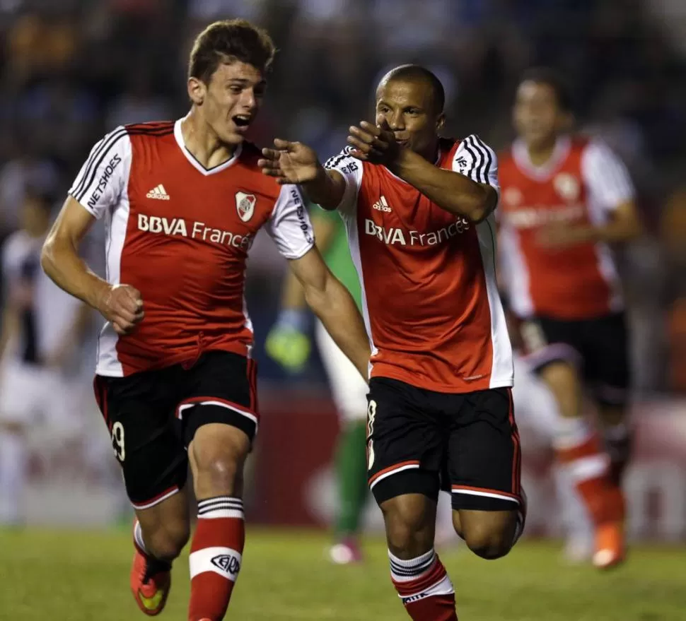  EL PRIMER FESTEJO. Lucas Boyé celebra con Carlos Sánchez autor del gol del empate transitorio de los “millonarios”. reuters