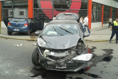 Un fuerte choque en San Juan y Marco Avellaneda dejó una persona herida