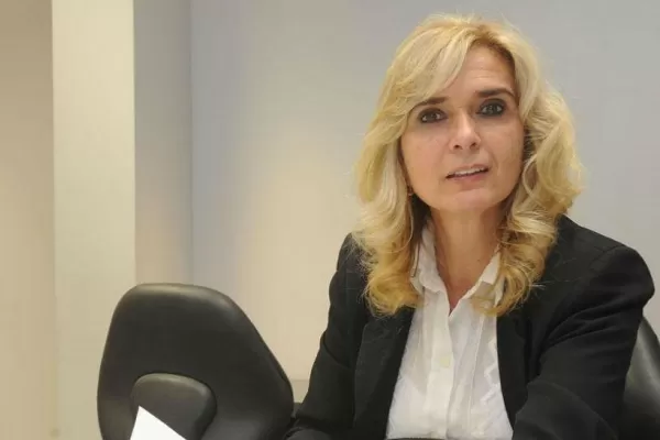 Instan a una opositora a “cumplir con la ley”