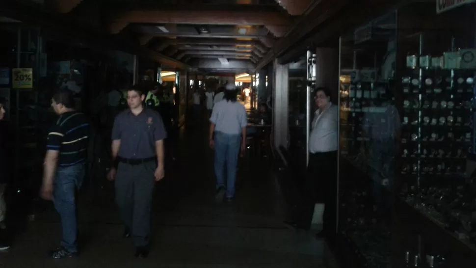 A OSCURAS. Se hizo de noche en las galerías del centro. LA GACETA/ FOTO DE GRACIELA COLOMBRES GARMENDIA