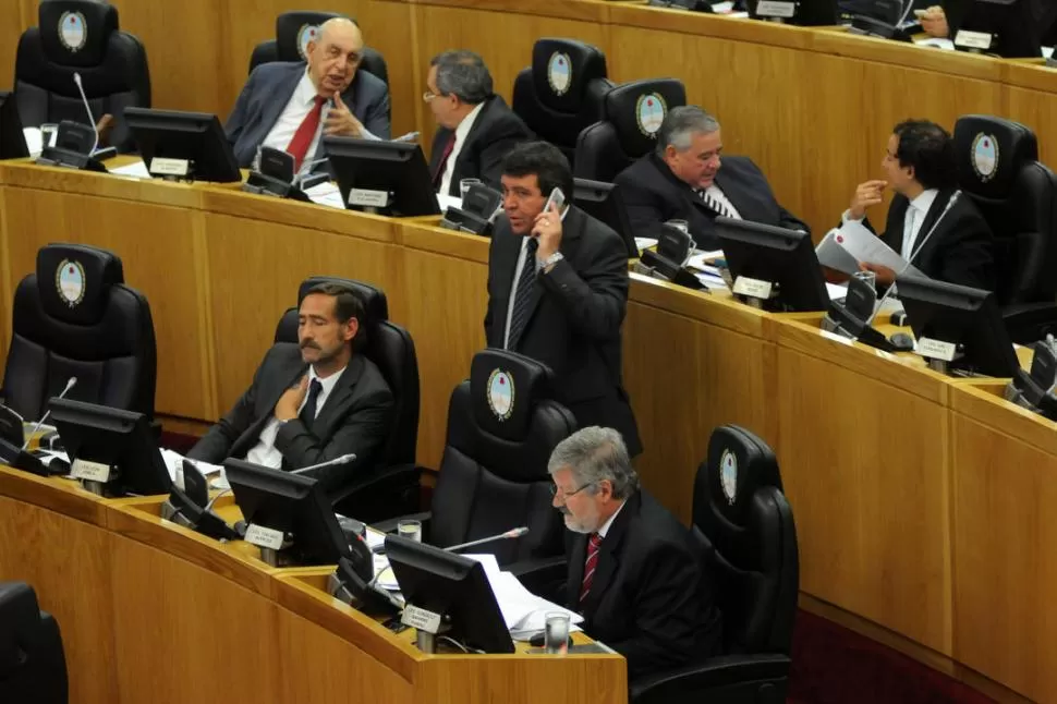 EN EL RECINTO. González Navarro, de Hacienda y Presupuesto, le habla al micrófono. No todos sus pares lo escuchan. la gaceta / fotos de Inés Quinteros Orio