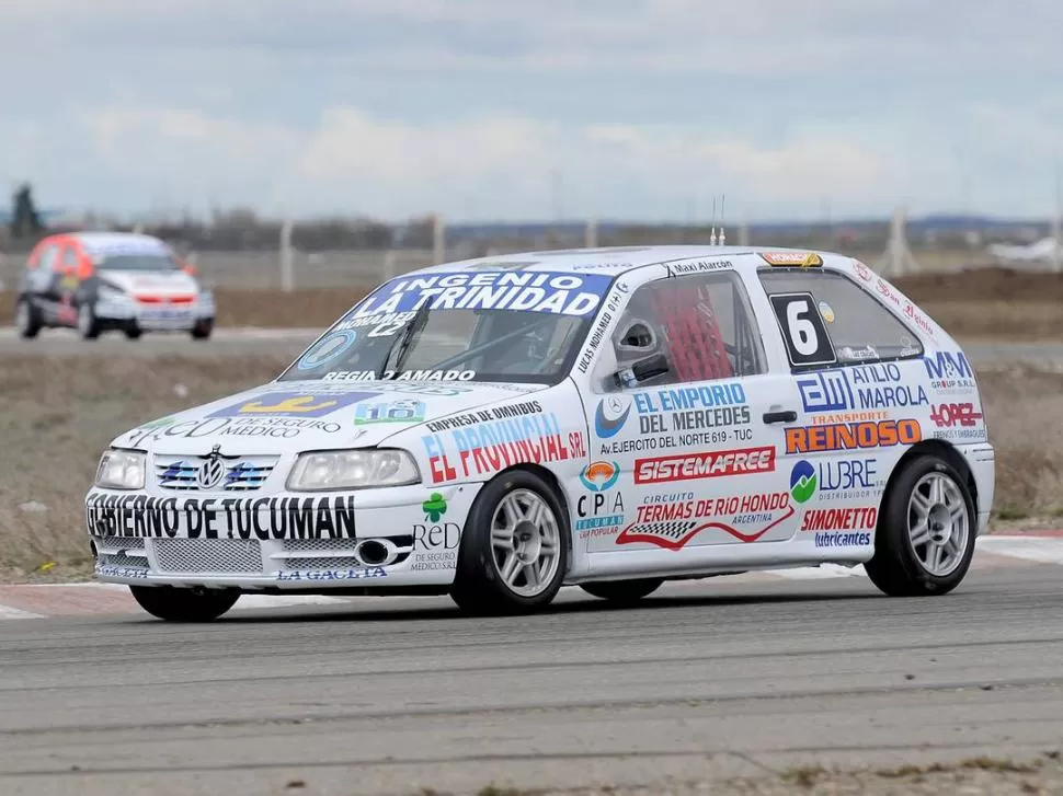 EN SINTONÍA. En la primera jornada de actividades en terreno santacruceño, Lucas Mohamed clasificó 6° con su VW Gol. Hoy, el líder del torneo va por más. 