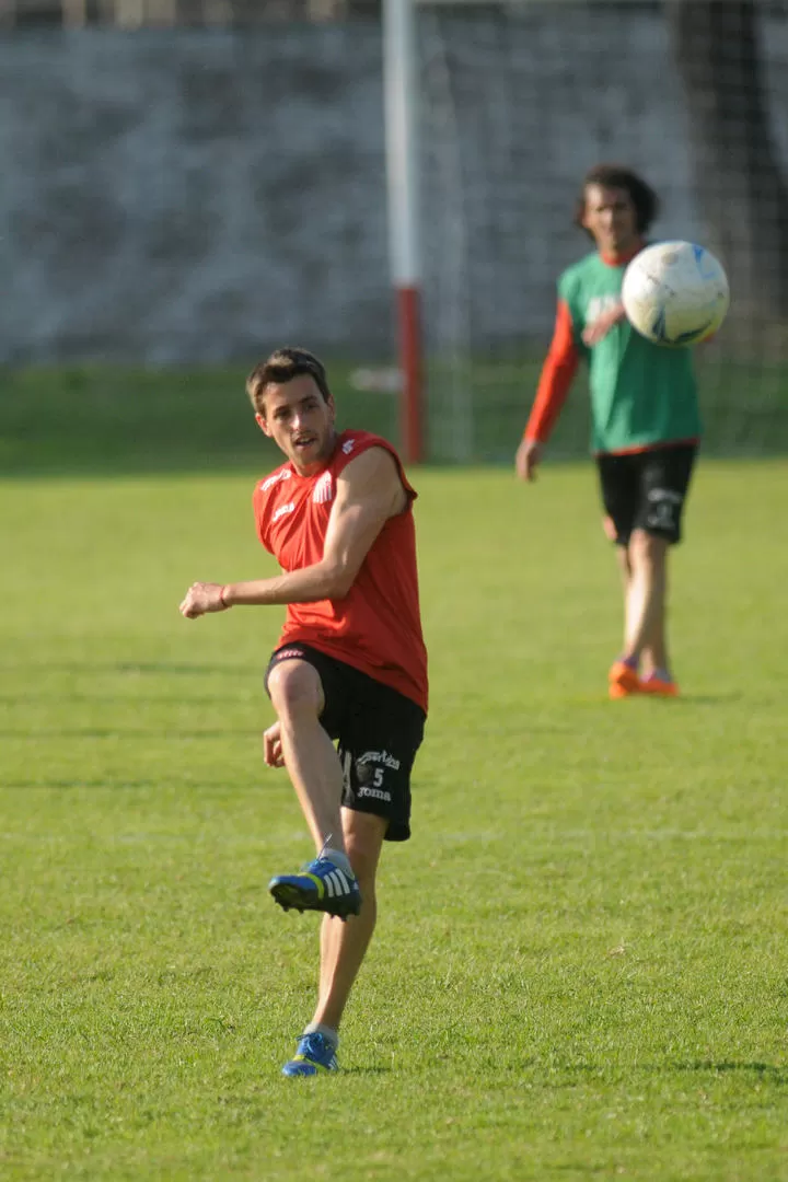 RELEVANTE. Bossio es la muralla que tiene el equipo en la mitad de la cancha. 