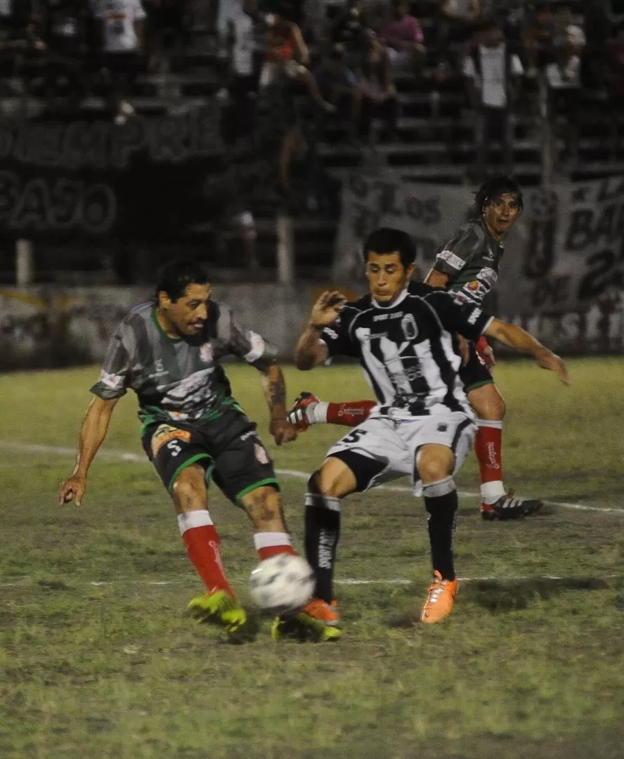 DUELO. Carlos Rivero, de Villa Cubas, y Alejandro Pérez, de Concepción FC. 