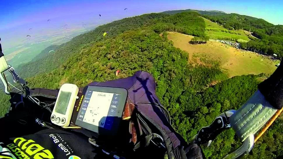 UN ASISTENTE DE VUELO. Farías le sacó el máximo provecho a su visita a Tucumán y sobrevoló varias veces Loma Bola con el Go-Cros para perfeccionarlo aún más.  