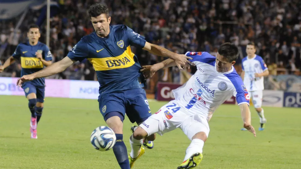 CUERPO A CUERPO. Boca no la pasa bien en Mendoza ante Godoy Cruz, que se puso en ventaja en el segundo tiempo y gana 2 a 1. TELAM