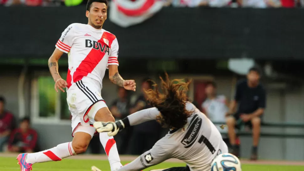 PRIMER GOL. Leonel Vangioni logra superar al arquero Olave para abrir el camino de una contundente victoria millonaria en el Monumental. TELAM