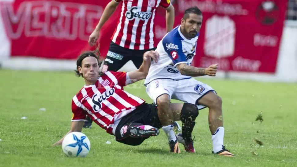 DURO GOLPE. San Martín cayó en Salta ante Juventud Antoniana, equipo que contó con dos ex santos, Gustavo Ibañez (foto) y Gustavo Balvorín, autor del primer gol. FOTO LAGACETASALTA.COM.AR