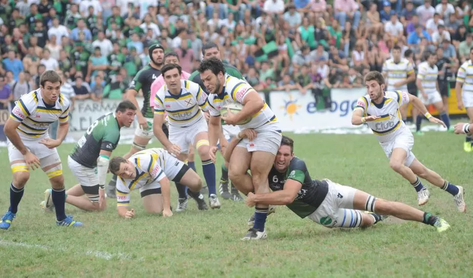 CONTROL DE PELOTA. Juan Martín Guerineau trata de frenar el avance de Luciano Bernasconi. Lawn Tennis le quitó la pelota a Tucumán Rugby y con ello desactivó el temible poder ofensivo “verdinegro”. 