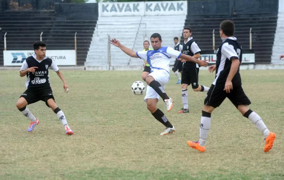 PRESENCIA. Durval Ortega de San Ramón trata de tomar la pelota.  