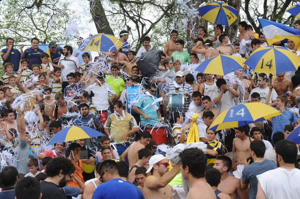 FIESTA EN LAS TRIBUNAS. El aliento de los “benjamines” fue constante y tuvieron recompensa viendo al equipo con la Copa.