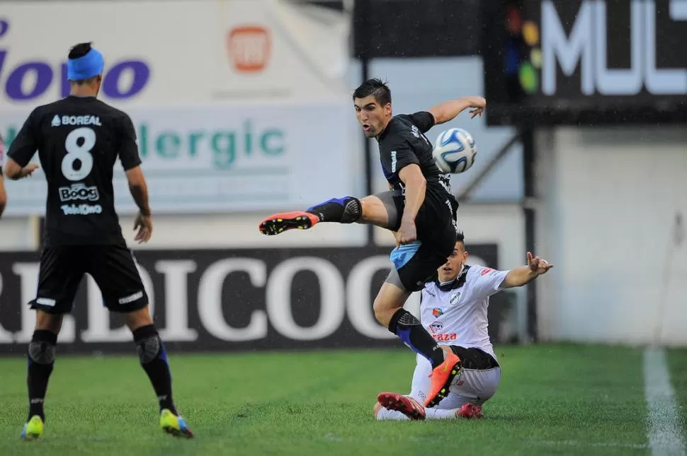 ACROBACIA. Evangelista, que se anticipa al cruce de un rival de All Boys, intenta rechazar el balón a lo Karate Kid. FOTO DE MATÍAS NAPOLI ESCALERO (ESPECIAL PARA LA GACETA)