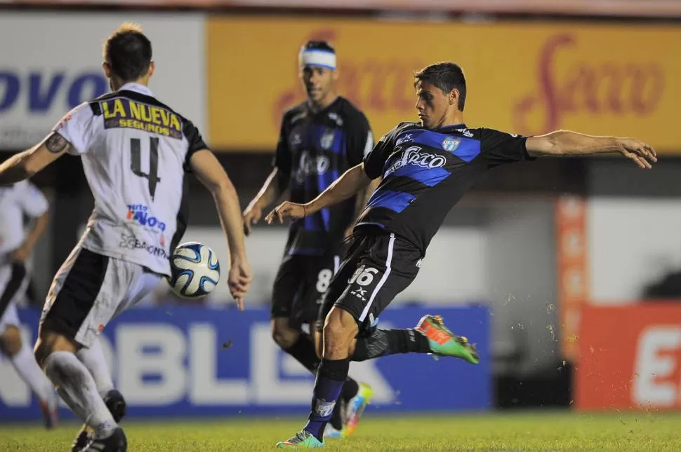 CASI. Imbert intenta rematar desde afuera del área grande de All Boys. El delantero logró conectar el impacto, pero el balón fue atrapado por el arquero Cambiasso. FOTO DE MATÍAS NAPOLI ESCALERO (ESPECIAL PARA LA GACETA)