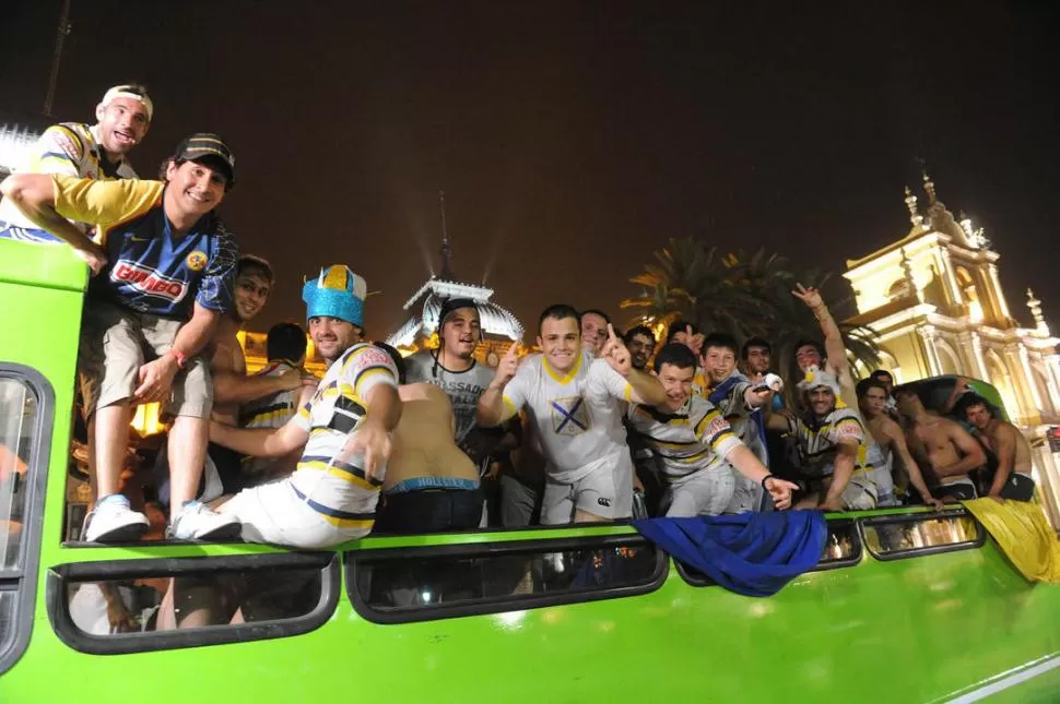 CARAVANA. “Araña” Cipulli, de gorro, festeja en el bus en Plaza Independencia.