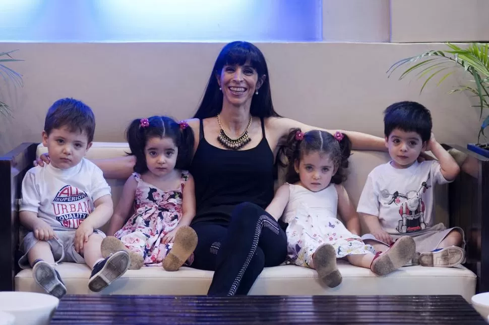 INSEPARABLES. Gustavo, María, Carolina Paíz, Sara y Benjamín. 