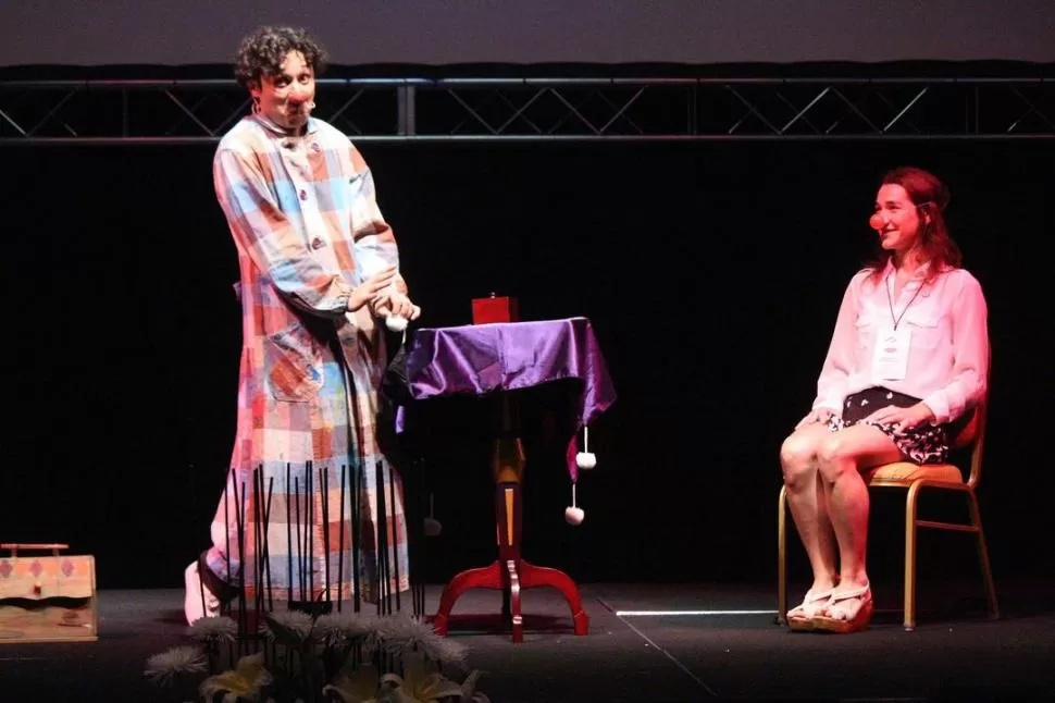 EL ARTE DE HACER REIR. El mimo Martín Pons fue ovacionado en el Congreso Nacional de Calidad Turística. ente tucumán turismo